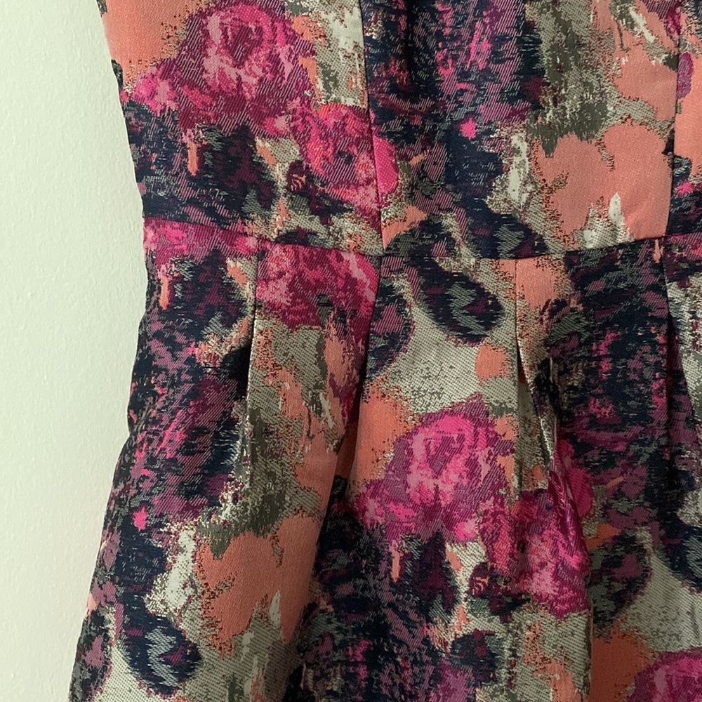 Beautiful dress - Picture 2 of 4